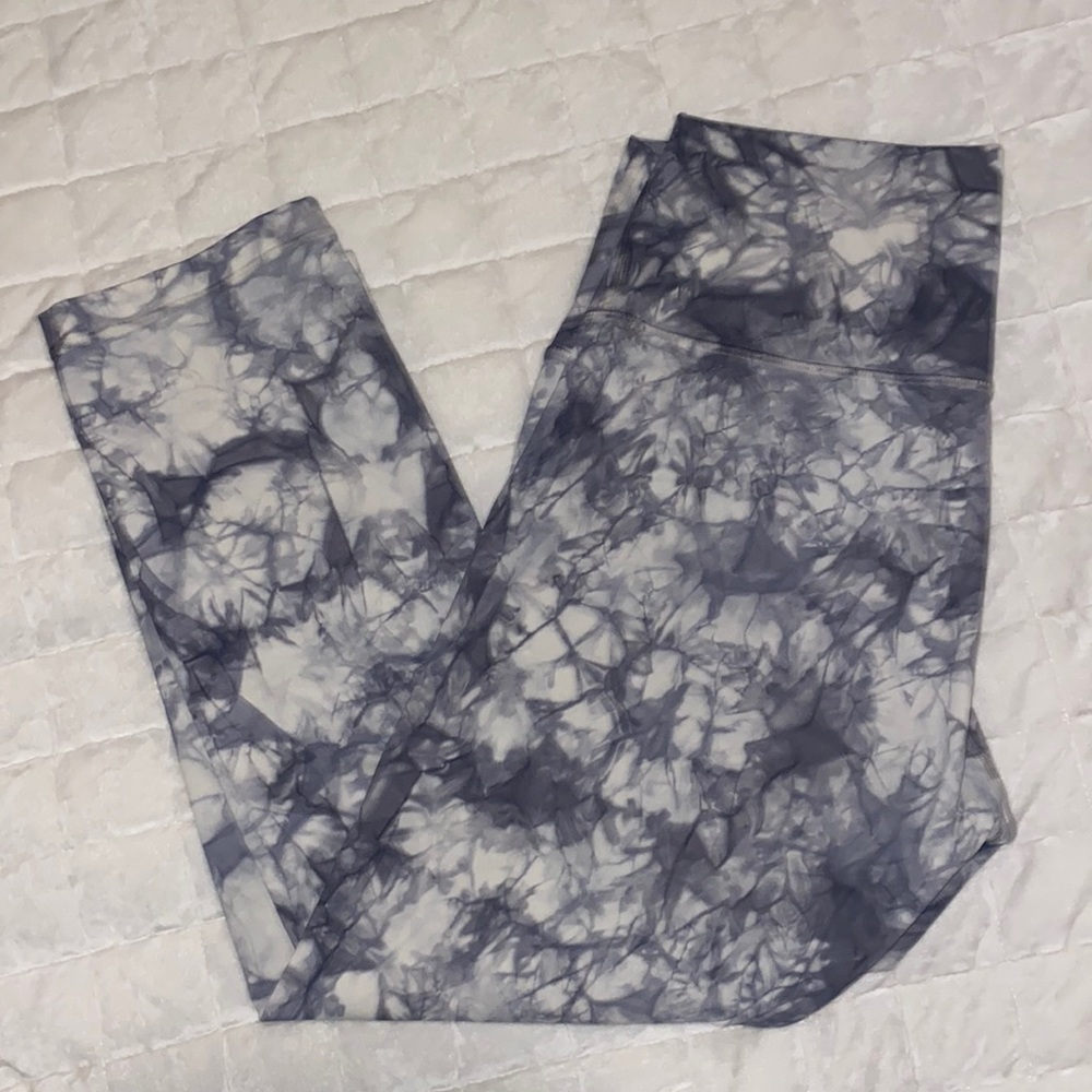 Lululemon Wunder Under - like new condition, 22 inch inseam size 8